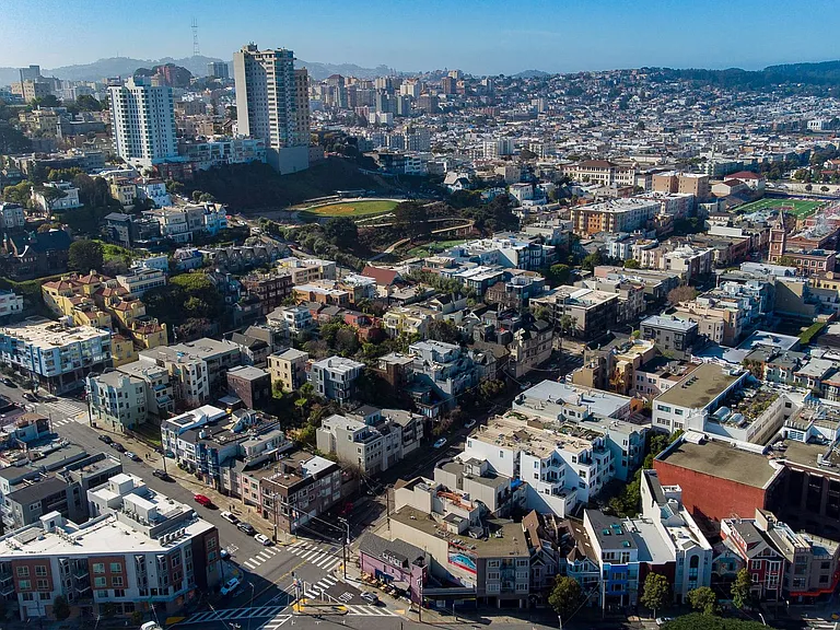 Renovated 3br W/ Dining Room. Views! Parking Avail., Free Laundry! — Photo 32
