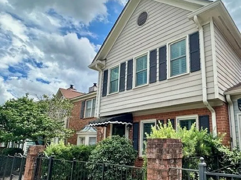 104 Carlyle Cir — Photo 2