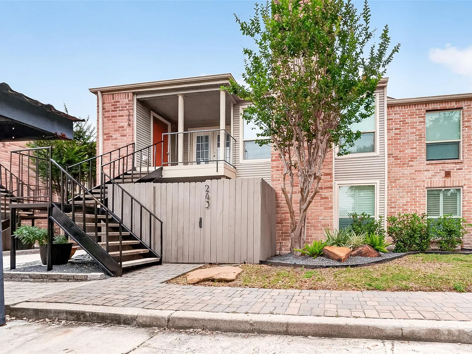 2 bed, 2.0 bath, 1252 sqft, $1,994 — Photo 1