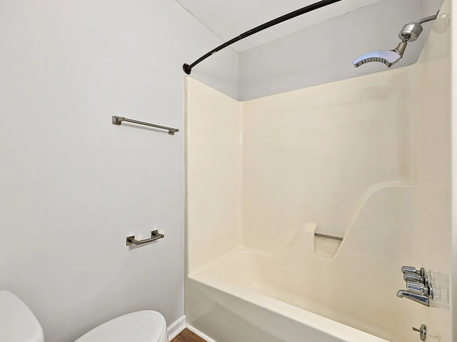 126 Oakmont Dr - 32 — Photo 2