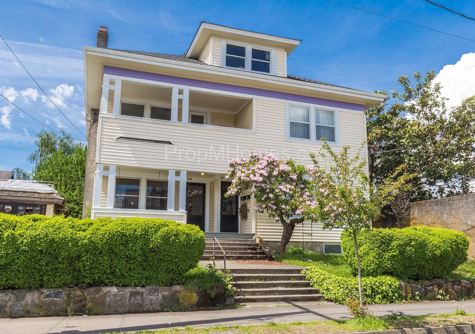 Charming Two Bedroom Duplex in Sunnyside - Embrace Comfort and Convenience! — Photo 1