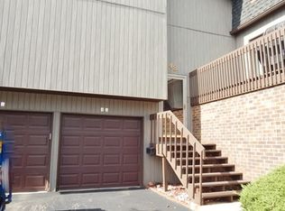 48 Lake Point Dr, Roselle, IL 60172