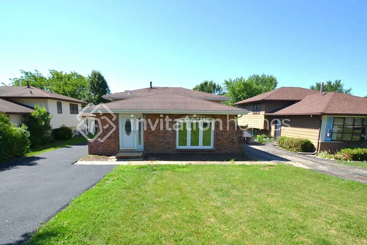 26W257 Harrison Ave Winfield, IL 60190 — Photo 1