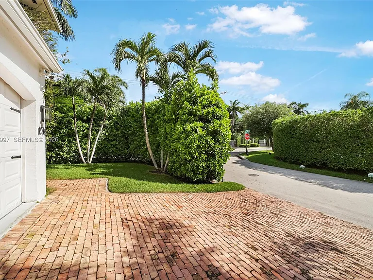 1316 N Venetian Way — Photo 32