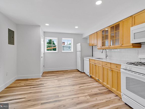 3rd image of 3876 Lancaster Ave Floor 2