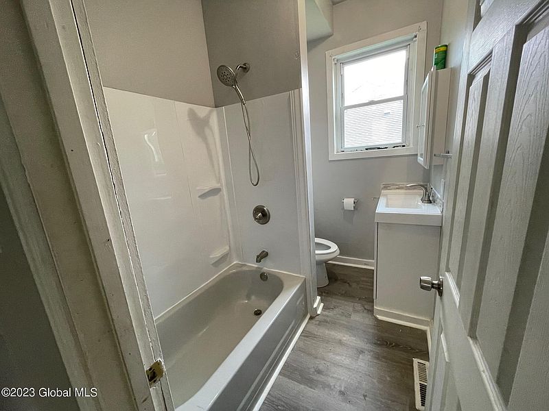 5th image of 261 Livingston Avenue