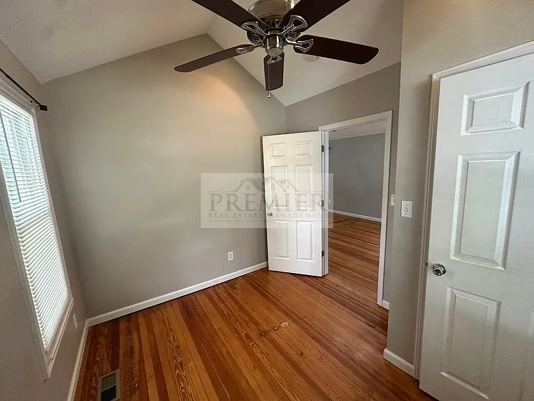 4621 Terrace St — Photo 7