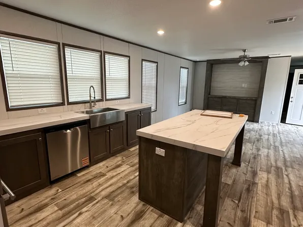 19 Green Meadows, Knippa, TX 78870