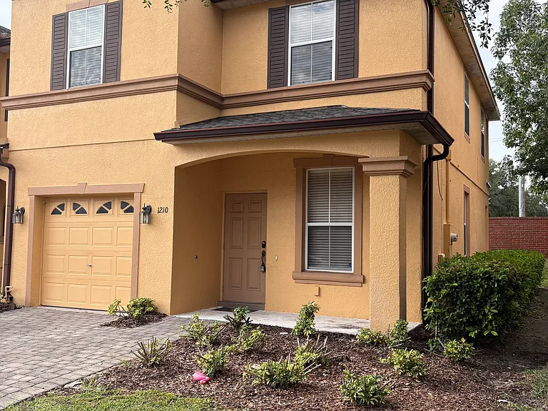 1210 Retreat View Cir — Photo 1