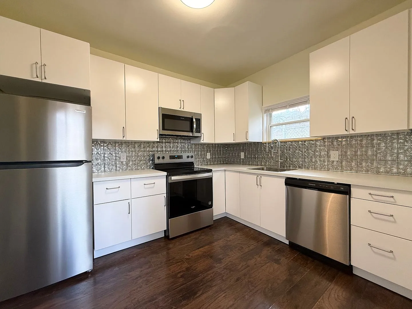 114 Friendship St photo 1