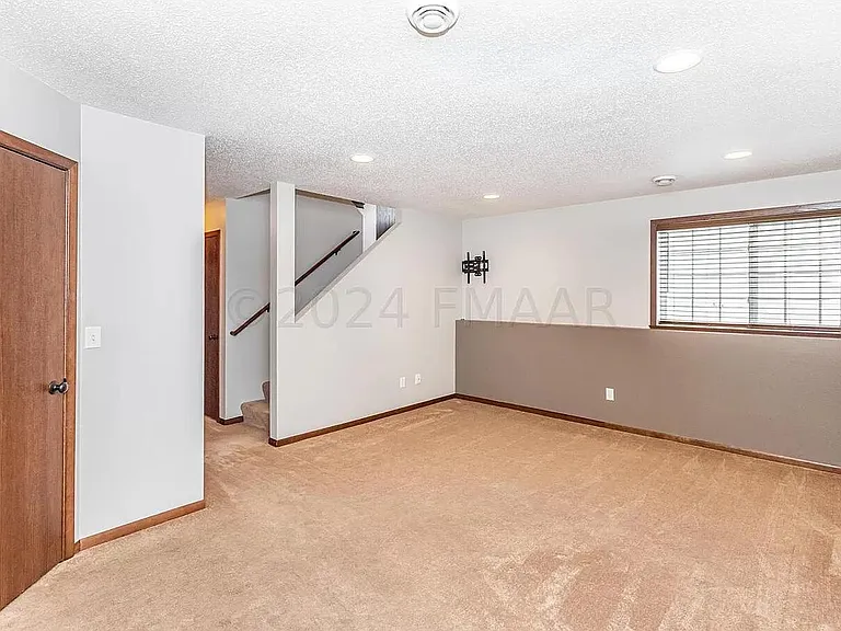 617 5th St E — Photo 24