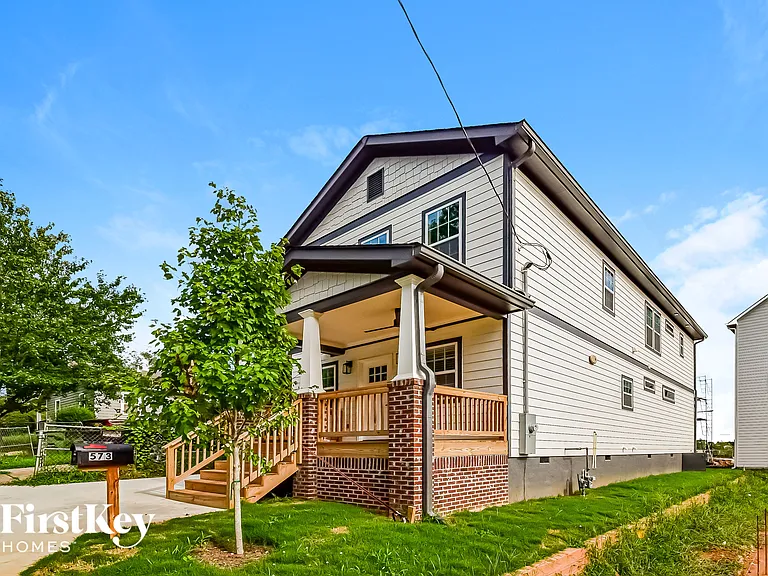 573 Middle St SW — Photo 2