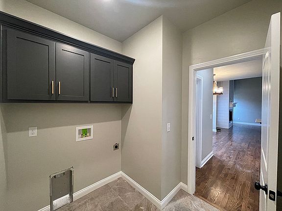3rd image of 3247 S Oak St