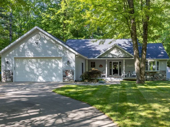 6831 White Pine Dr, Stanwood, MI 49346