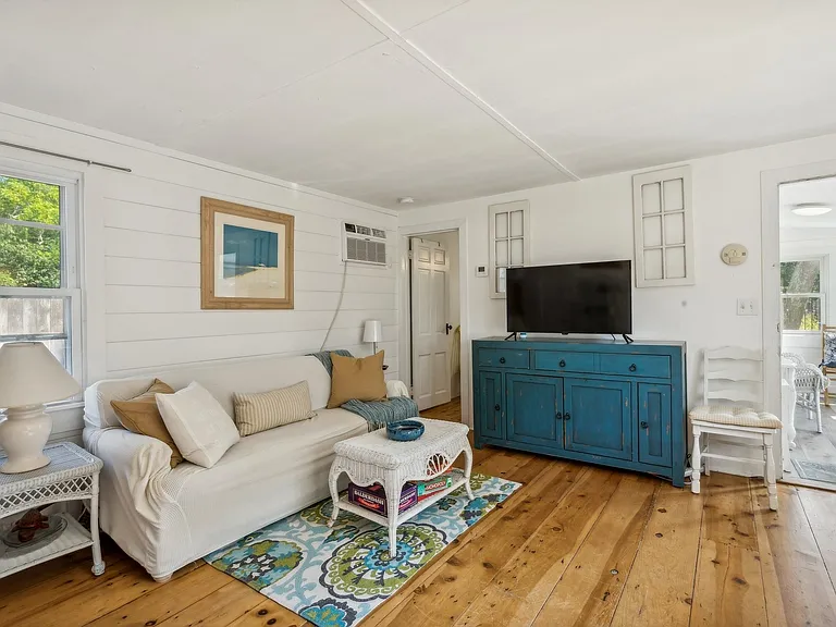 16 Bishop Ave — Photo 4