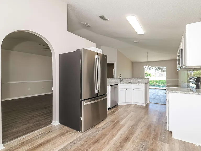 416 Elgin Blvd — Photo 2