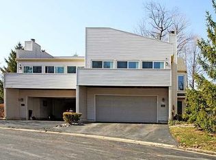 1111 N Ridge Ct, Lansing, MI 48917