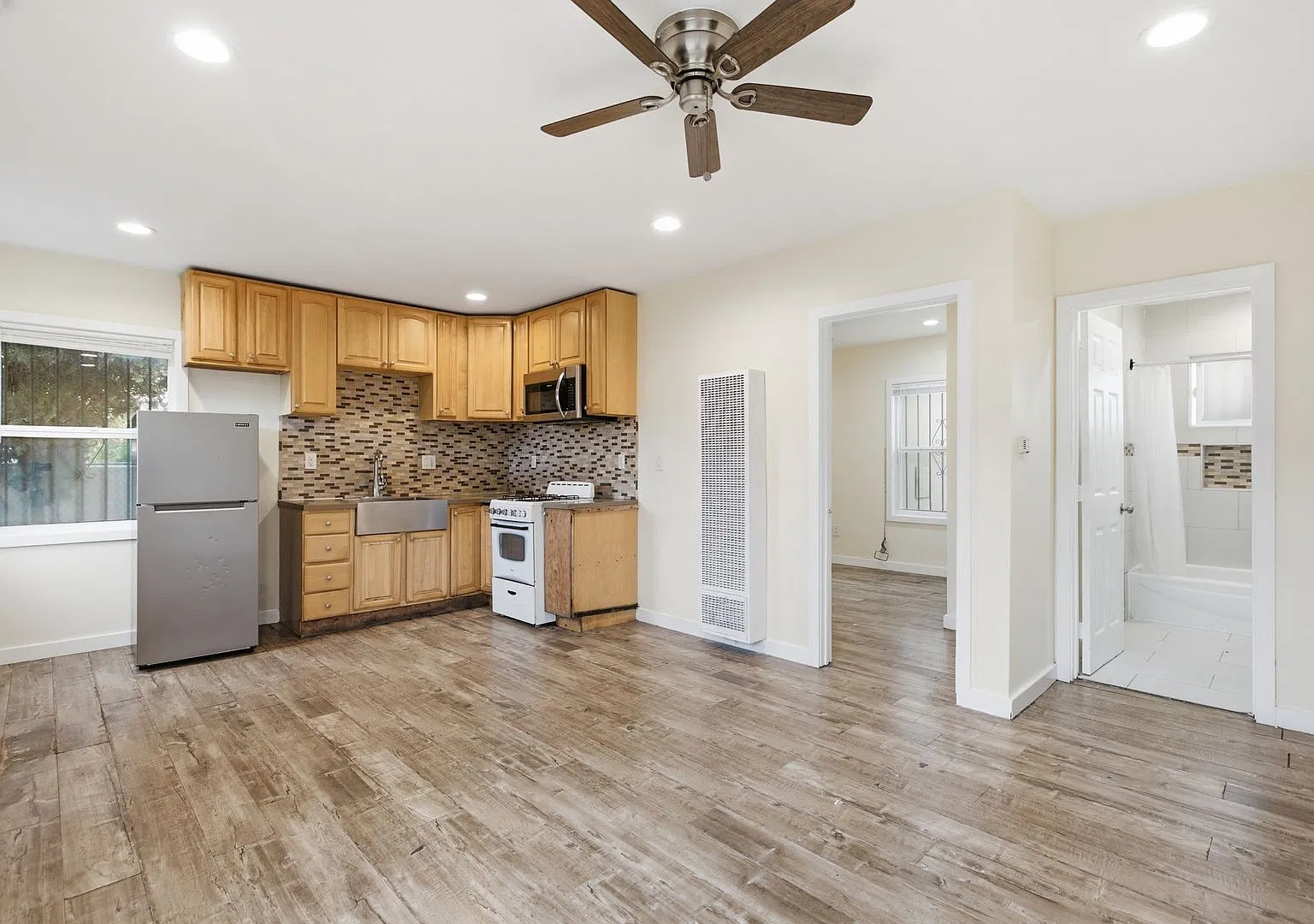 8910 S Avalon Blvd — Photo 1