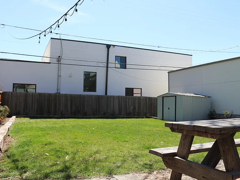1010 E Elm Ave — Photo 29