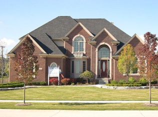 61755 W Point Dr, Washington Township, MI 48094