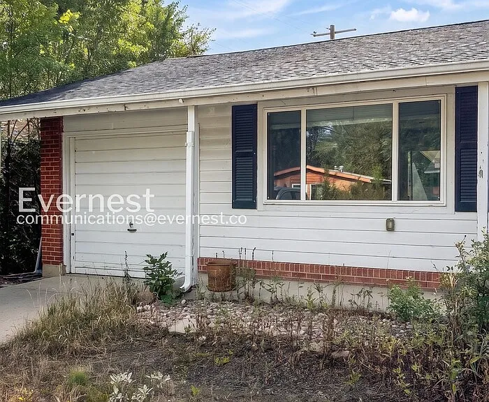 380 Martin Dr — Photo 2