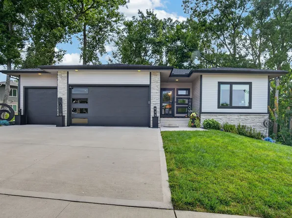 935 Arbor Woods Dr, Pleasant Hill, IA 50327