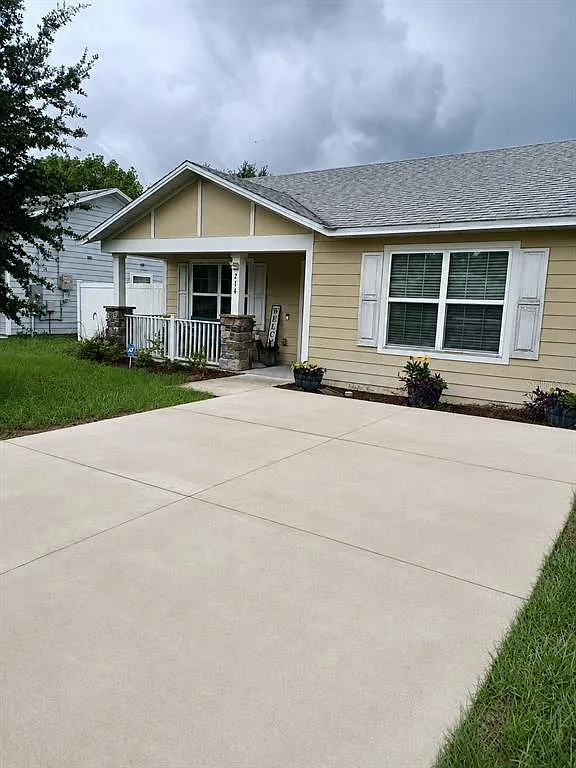 3 bed, 1.0 bath, 1086 sqft, $2,200 — Photo 1