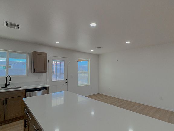 4th image of 593 W Frying Pan Rd