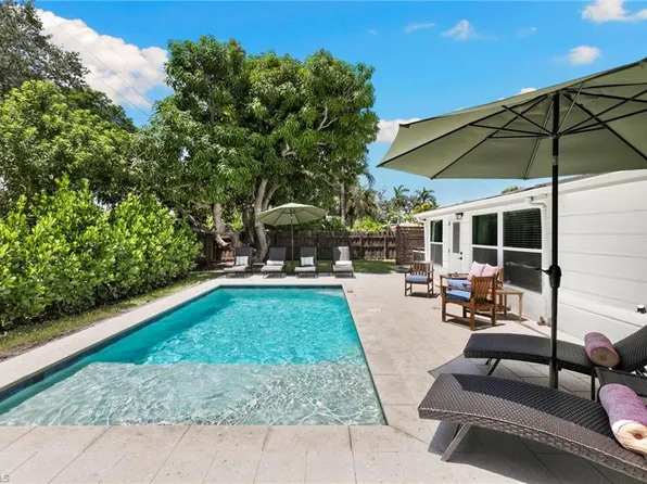 2160 Holiday LN, NAPLES, FL 34104