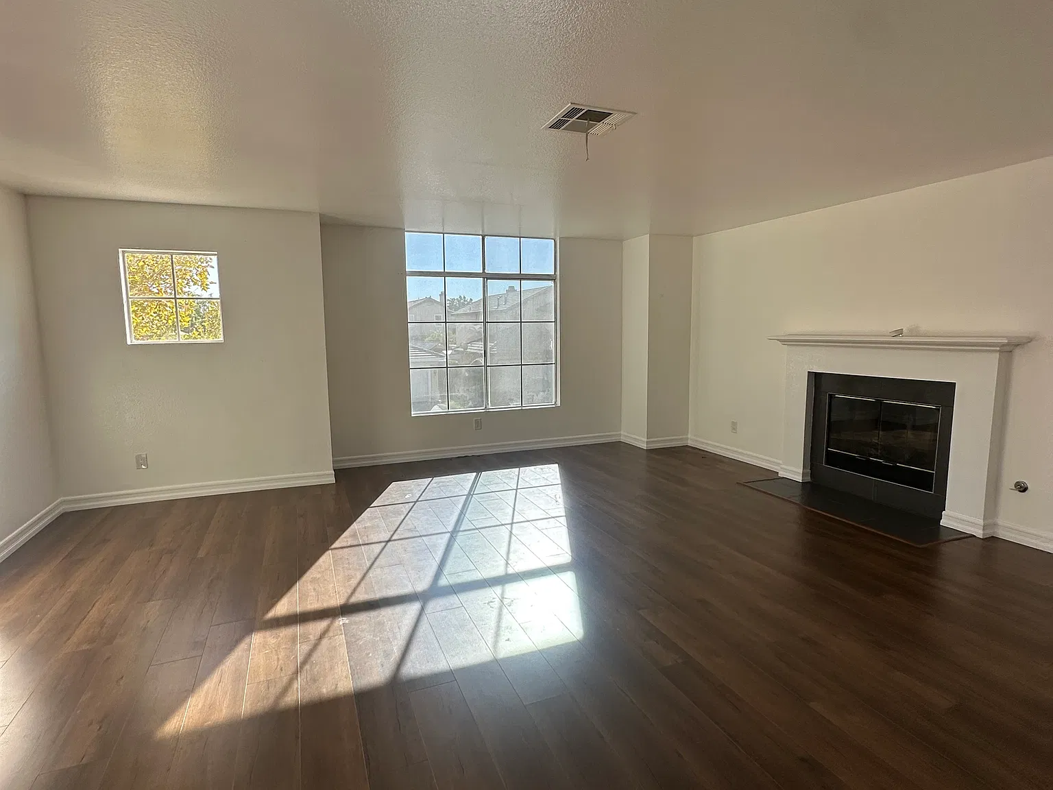 4 bed, 2340 sqft, $3,950 — Photo 4