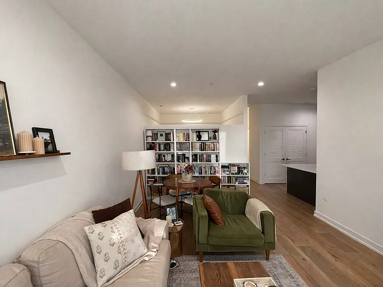 4513 N Clark St #204 — Photo 4