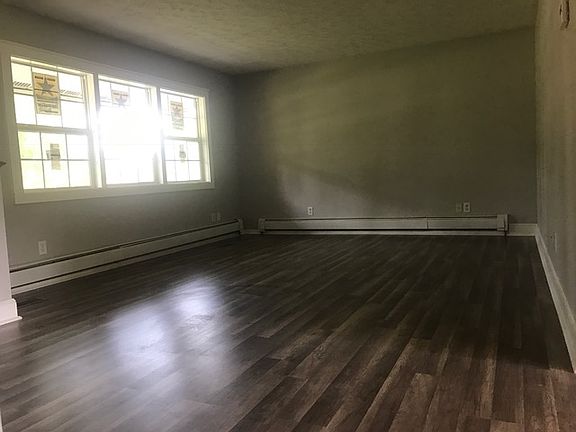 5th image of 8 E Greenville Dr