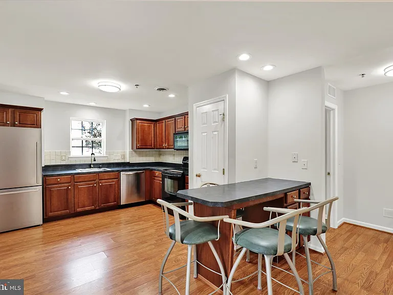 182 Christine Dr — Photo 8