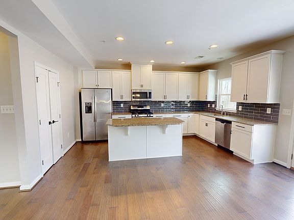 5th image of 8082 Elton St