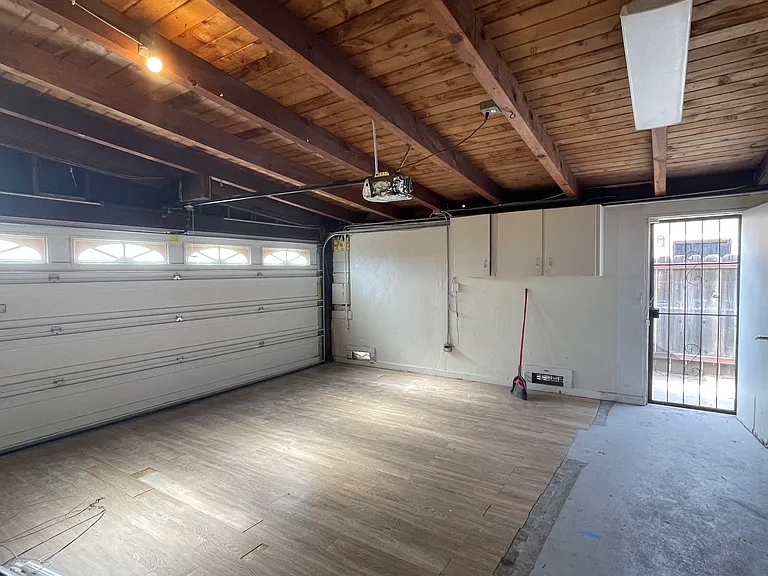 2640 Illinois St — Photo 14