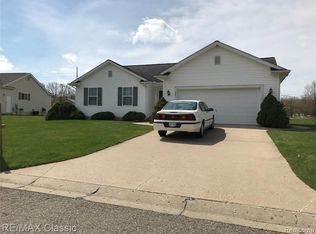 2271 Hickory Circle Dr, Howell, MI