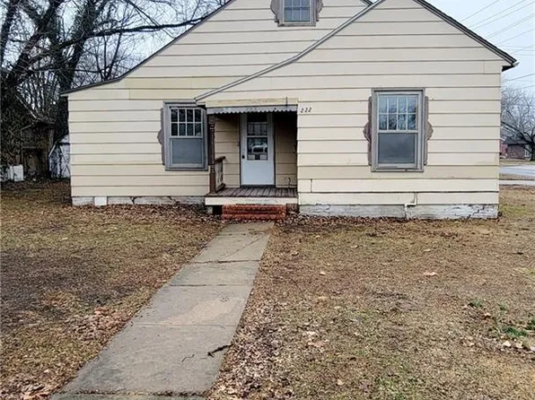 222 N Sycamore St, Iola, KS 66749