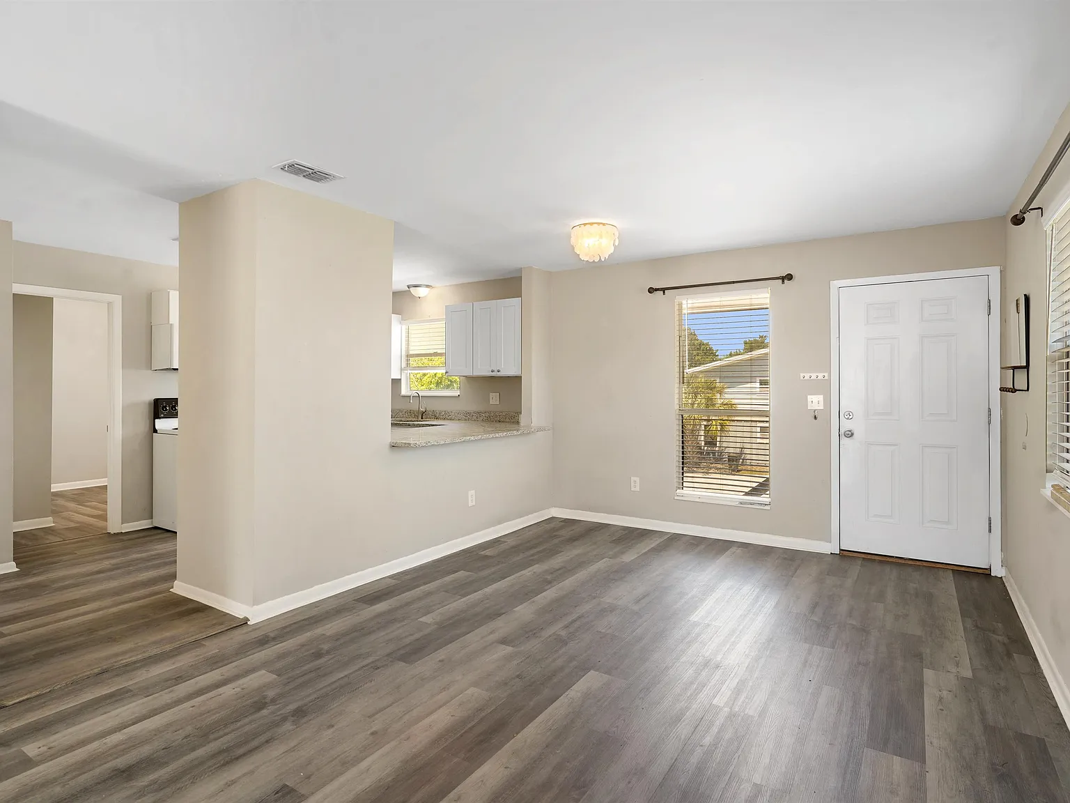 3 bed, 1024 sqft, $2,075 — Photo 4