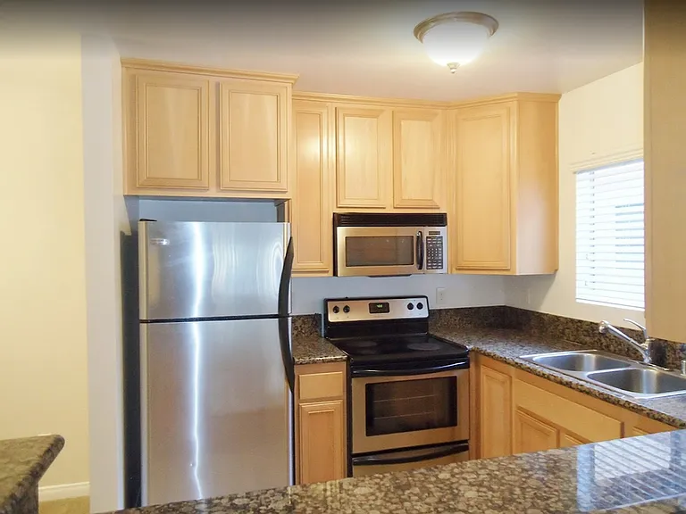 1050 Rock Springs Rd — Photo 5