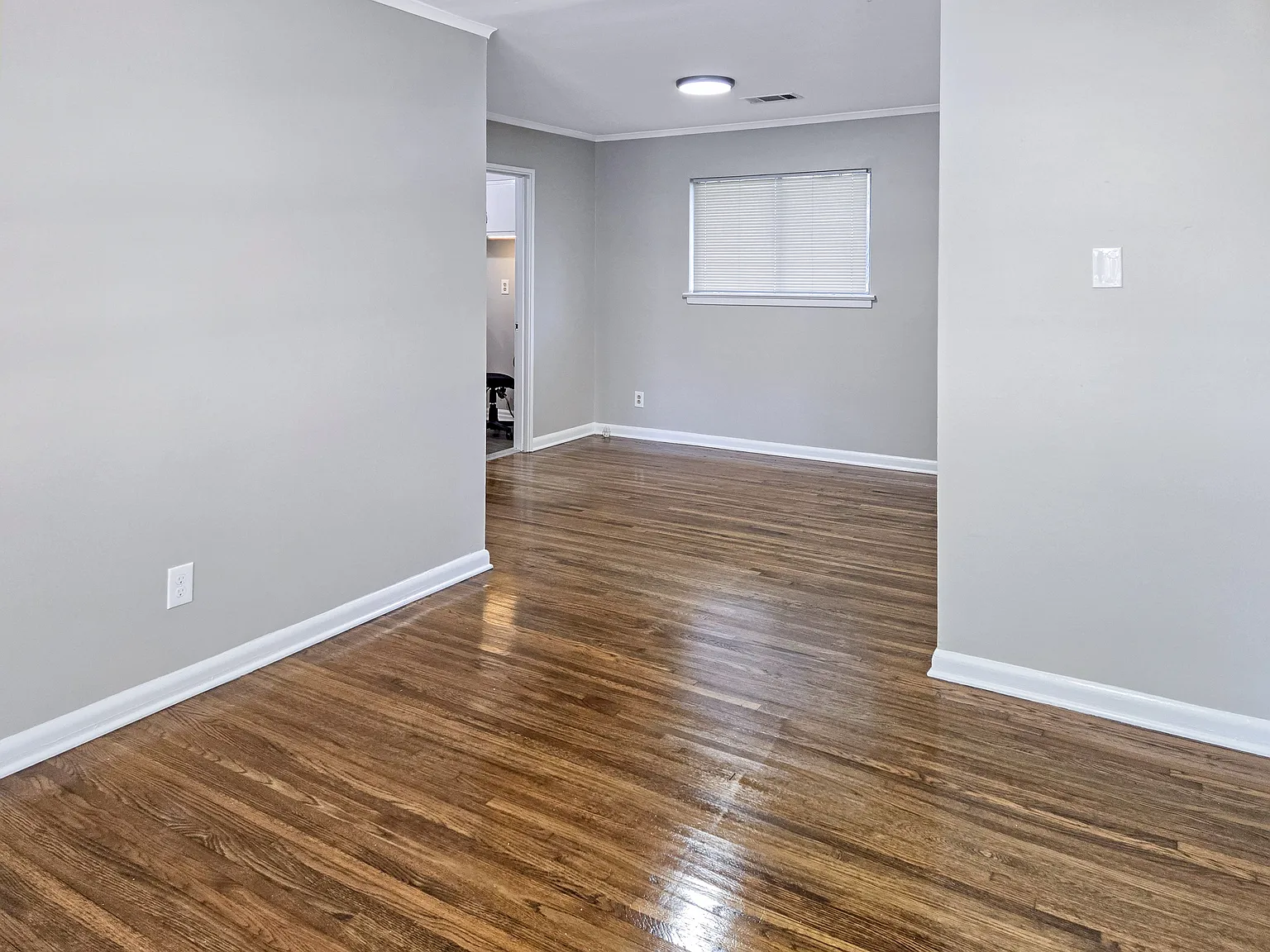 3 bed, 1.5 bath, 1001 sqft, $1,600 — Photo 4