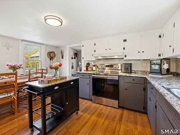 2nd image of 52 Pond Meadow Road