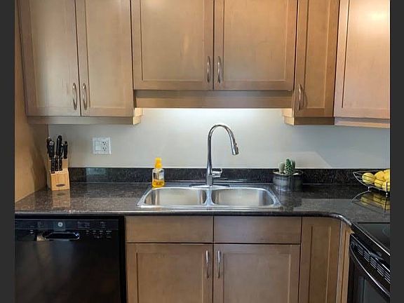 4th image of 615 Lynd Cres #201
