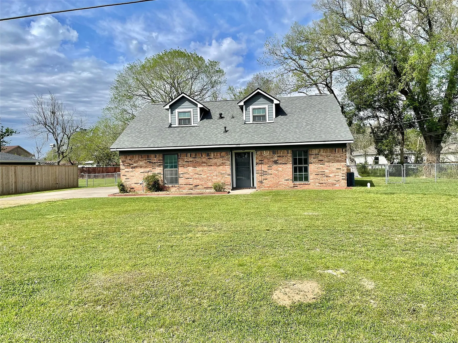 4 bed, 2.0 bath, 2255 sqft, $1,900 — Photo 2