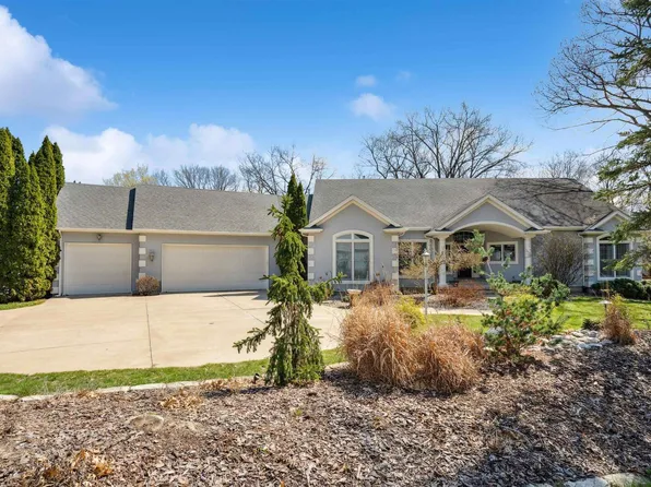 2734 8th Street Ct, Moline, IL 61265