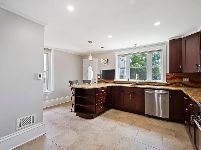 567 Dupont St — Photo 10