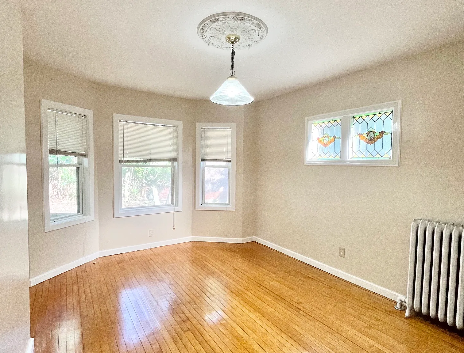 4 bed, 9999 sqft, $2,700 — Photo 3