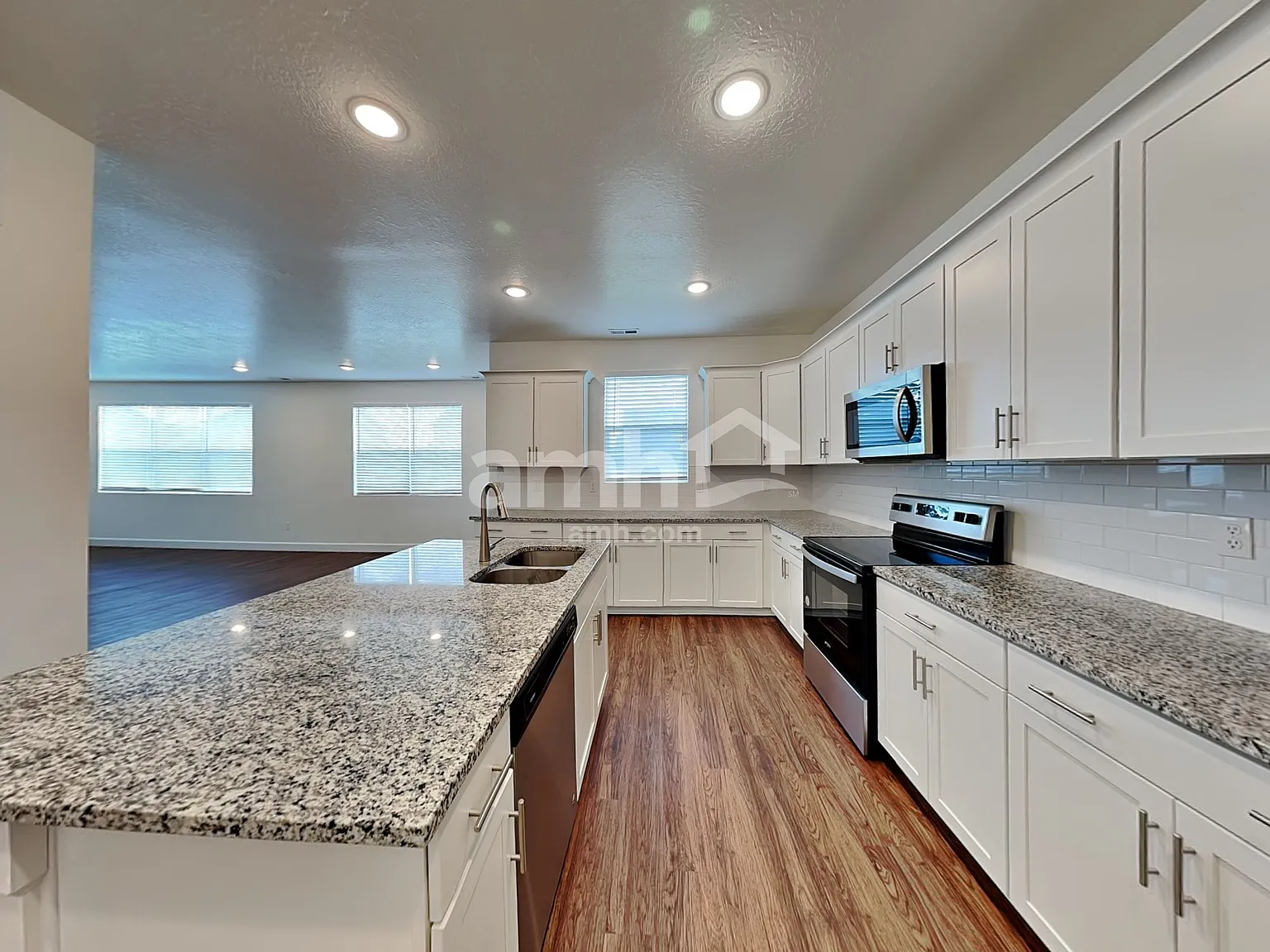 4 bed, 2.5 bath, 2453 sqft, $2,895 — Photo 4
