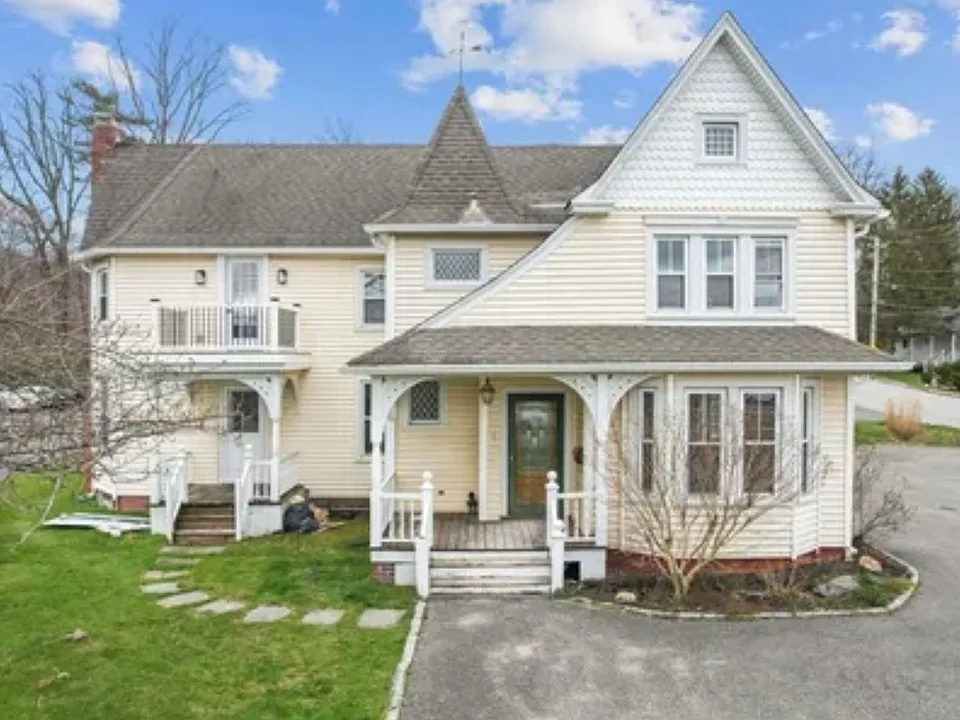 49 Landing Ave
