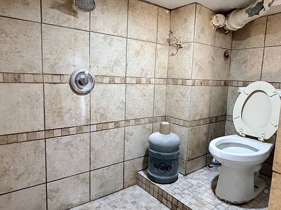 5th image of 3821 Woodleigh St #6