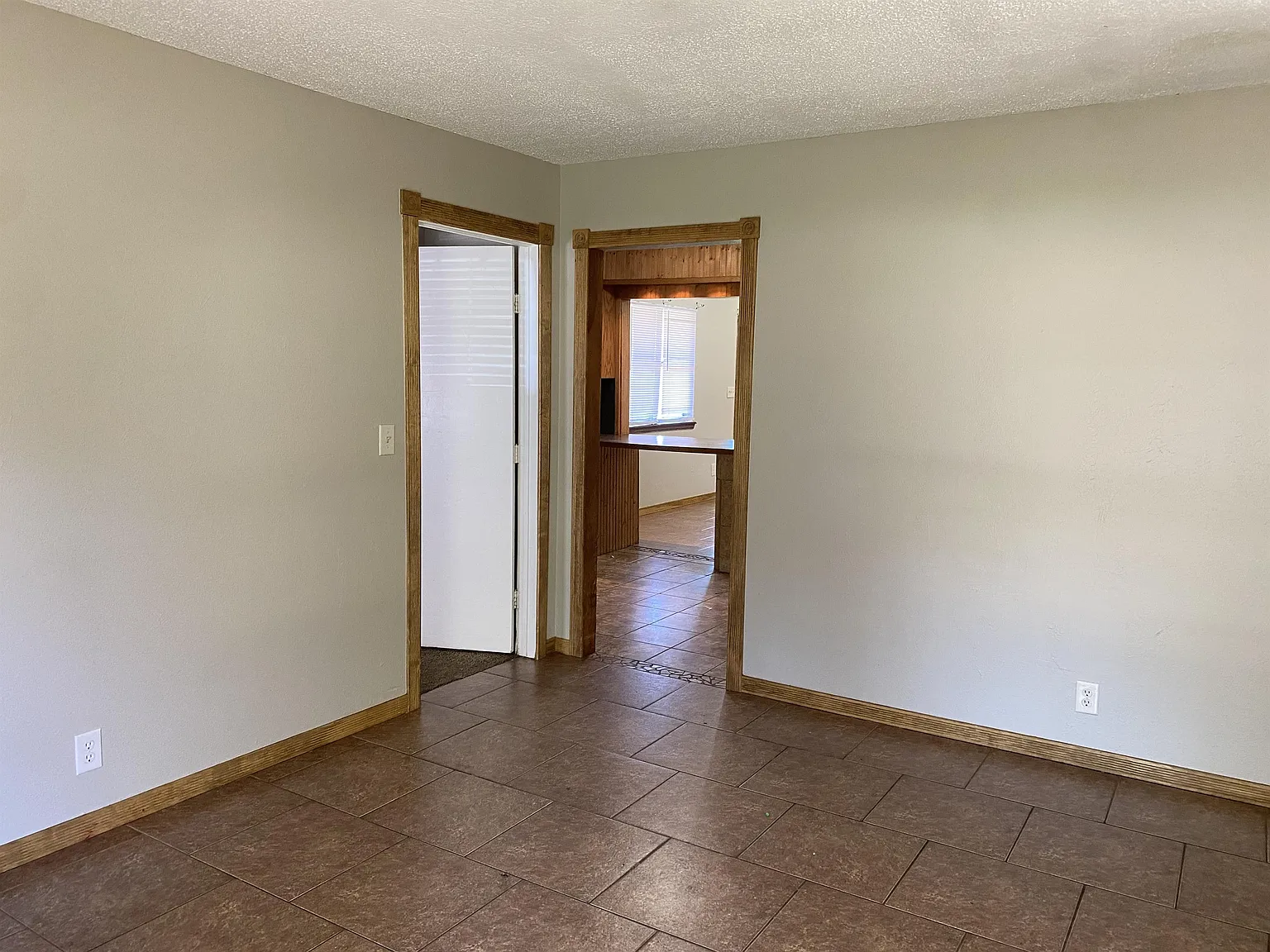 429 E Hillcrest LN - 1 — Photo 4
